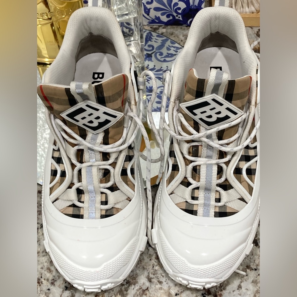 ❌SOLD❌Burberry Tennis Shoes - Picture 2 of 9